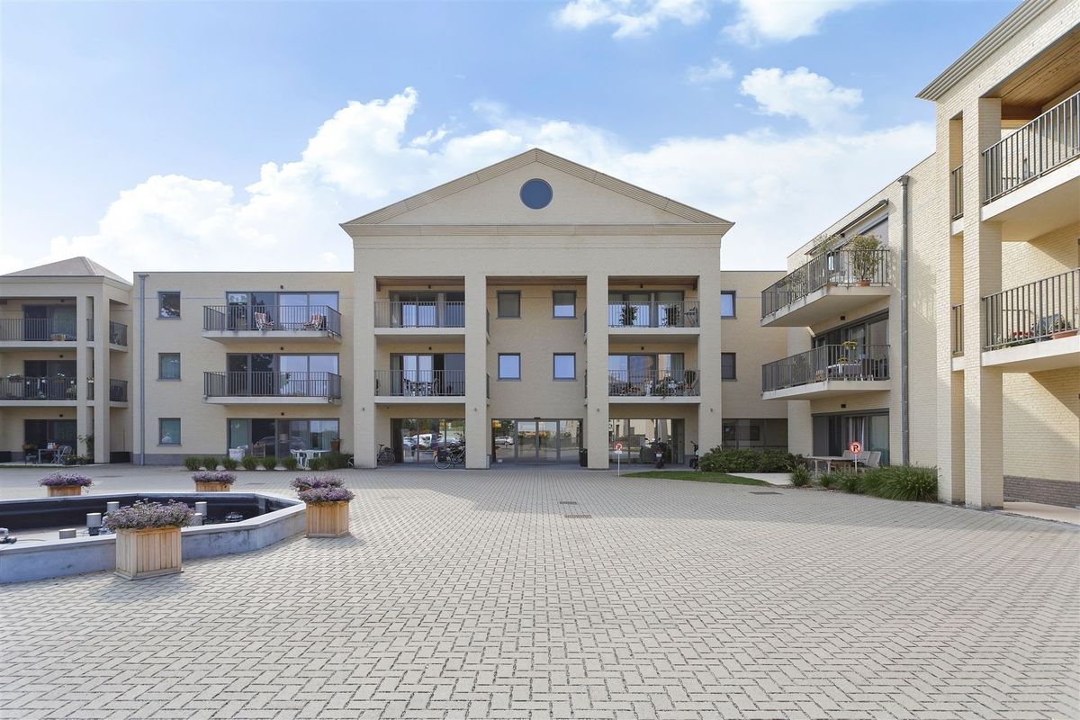 Binnenplein en hoofdingang van residentie Hof ter Clipsen