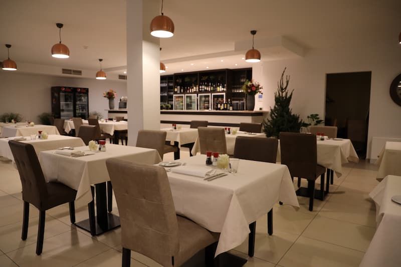 Restaurant met gedekte tafels en een bar